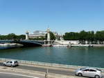 Eiffelturm goldene Statue auf der Brücke Port Alexandre III und das Grand Palais.
